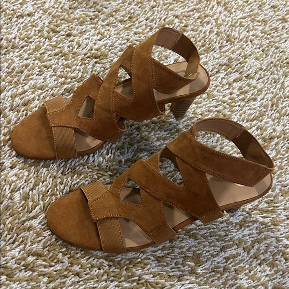 Elegant Tan Strappy Sandals - Picture 1 of 4